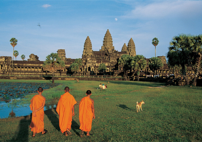 3 monks walk towards the splendid angkor wat