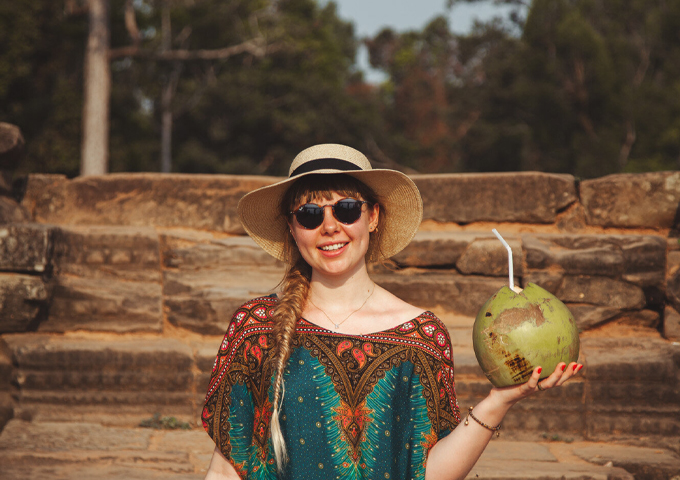 an-elegant-foreign-lady-took-a-picture-in-angkor-wat-with-a-coconut