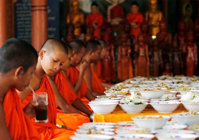 blessing-food-for-monks-during-pchum-ben