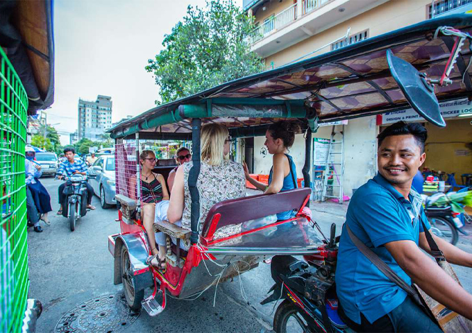 local-tu-tuk-driver-with-travellers