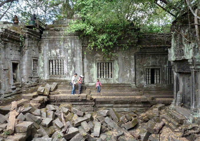 travellers-wander-through-the-ruins-of-beng-mealea