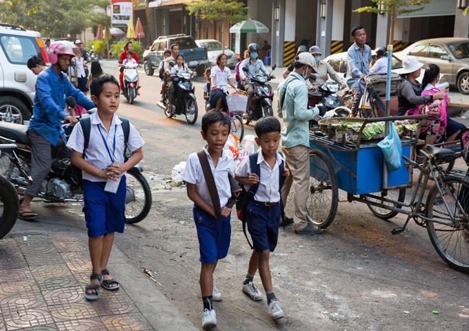 phnom-penh-walking