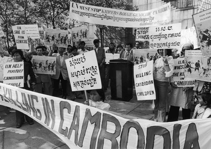 a-demonstration-outside-the-un-headquarters-in-new-york-city-against-the-genocide-in-cambodia-perpetrated-by-the-khmer-rouge-1975