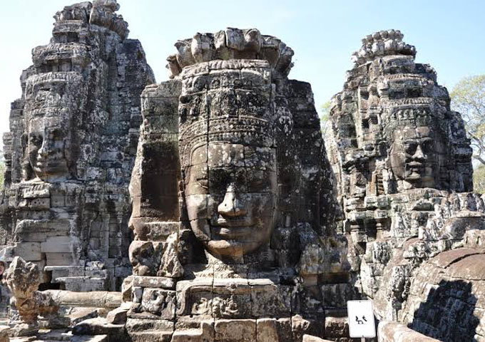 Visiting Angkor Thom and admiring Bayon