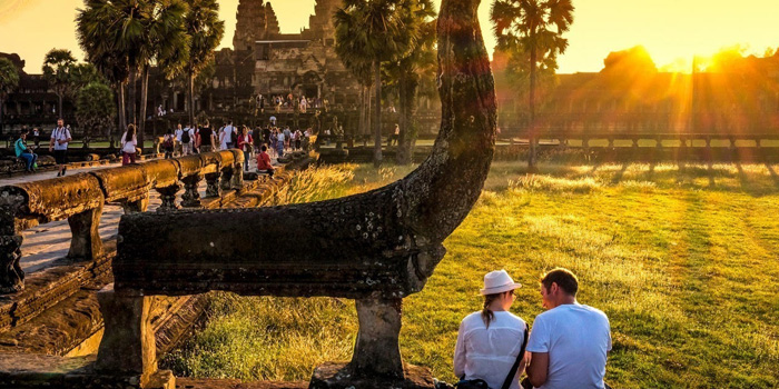 The beautiful sunrise at Angkor Wat spring-equinox-sunrise-scenery-angkor-wat