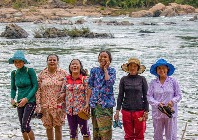 women-dressed-in-colorful-costumes-are-working-in-the-field