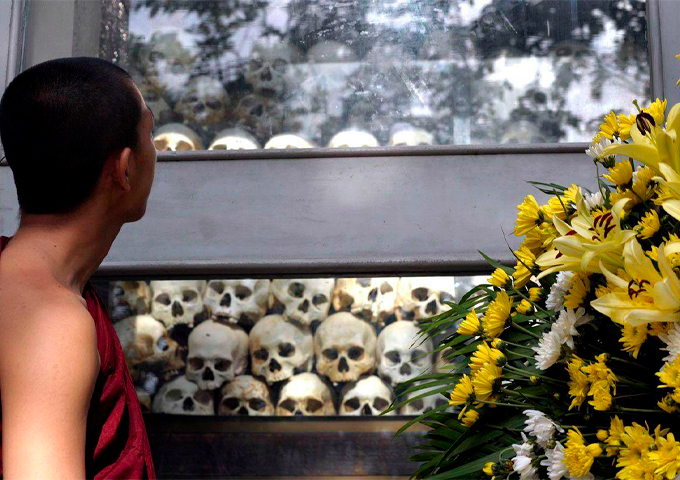 a-cambodian-monk-silently-gazed-at-the-choeung-ek-monument