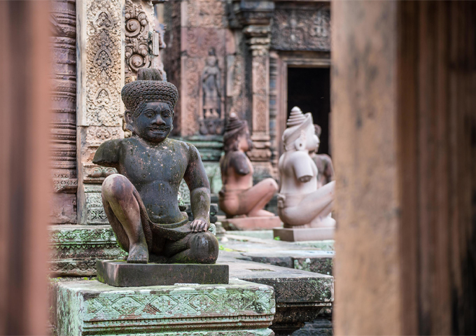 a-demon-statue-stands-mysteriously-in-banteay-srei