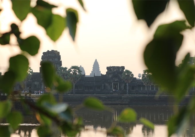 angkor-wat-silhouette-seen-from-the-gaps-of-the-leaves