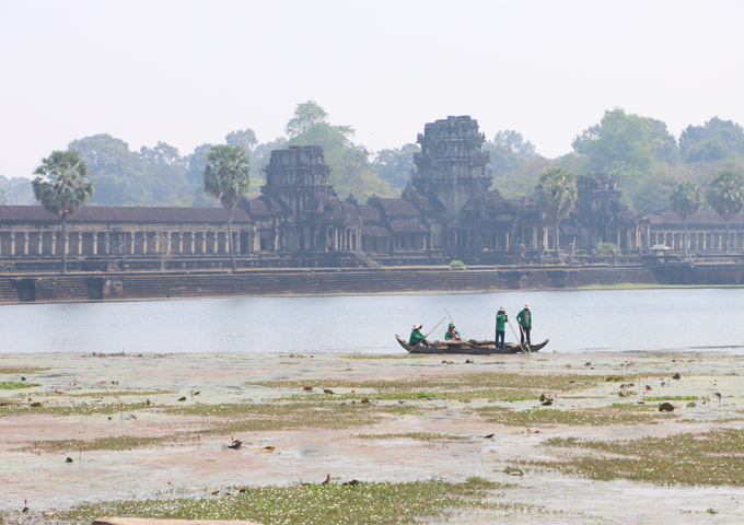 angkor-wat-workers-on-a-boat-along-the-moatangkor-wat-workers-on-a-boat-along-the-moat