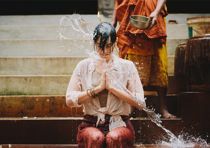 cambodia-budhist-monk-water-blessing-a-young-woman