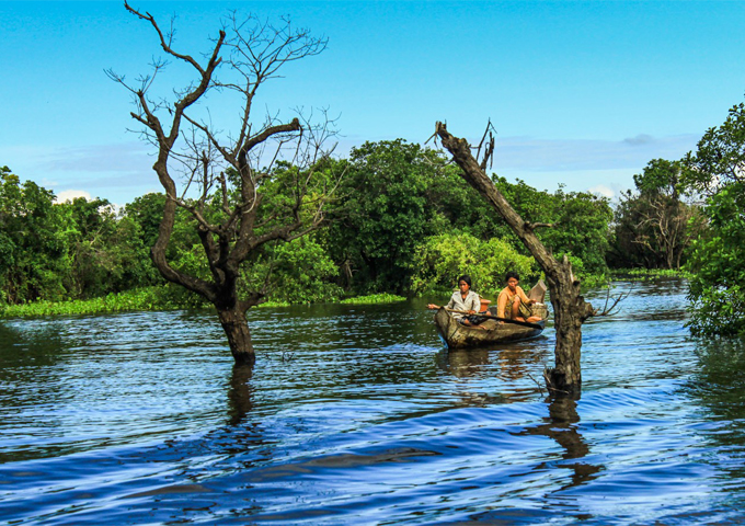 cambodian-girls-drifting-on-the-water-in-kampong-phluk