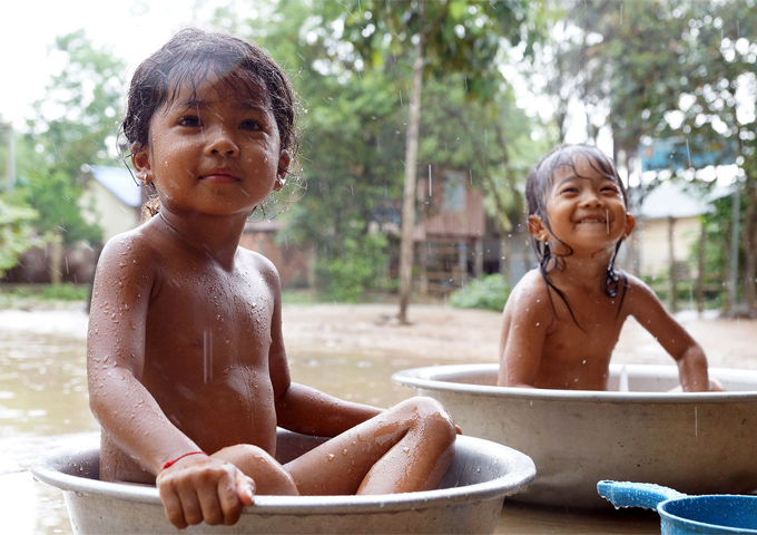 cute-kids-showering