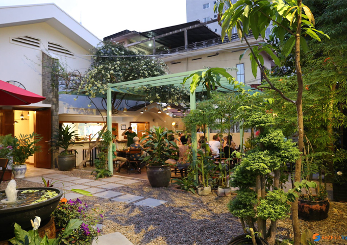 eleven-one-kitchen-green-balcony-restaurant
