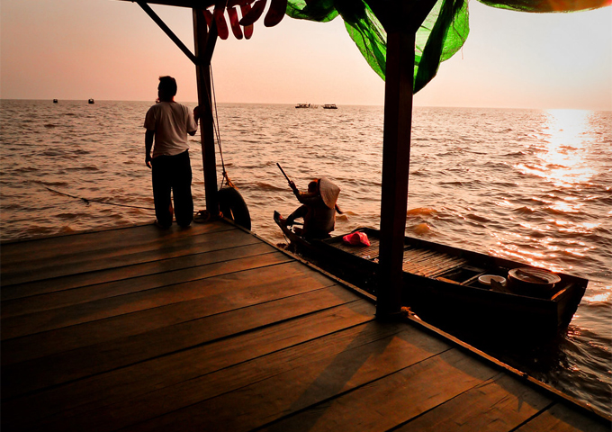 glowing-water-under-the-dazzling-sunset-on-tonle-sap-lake