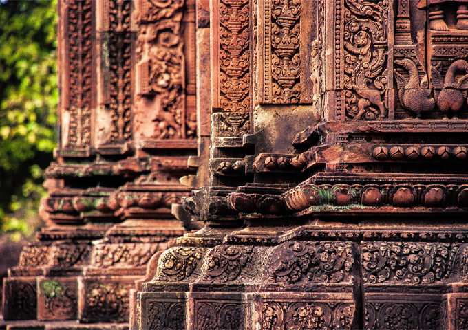 intricate-carvings-on-the-stones-at-banteay-srei