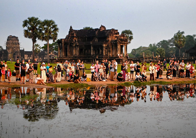 visitors-angkor-wat