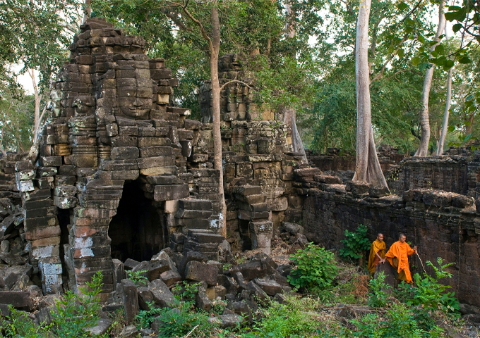 monks-walk-through-banteay-chhmar