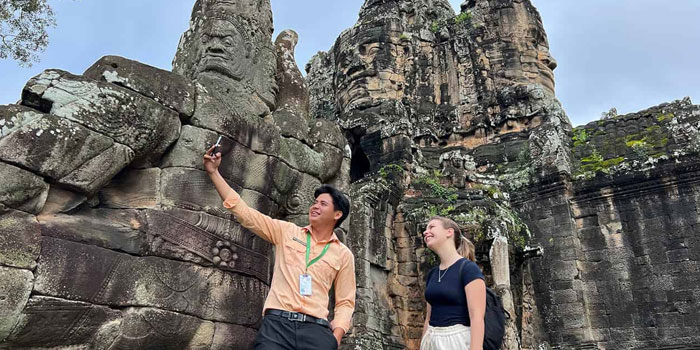 visit-angkor-wat-with-tour-guide
