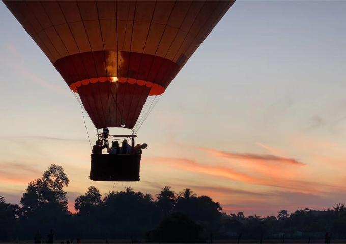 people-on-the-surprising-hot-air-ballon-tour-to-see-the-golden-sunrise-in-angkor-wat
