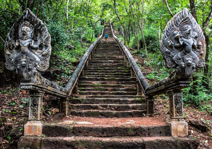 sweltering-steps-up-phnom-banan