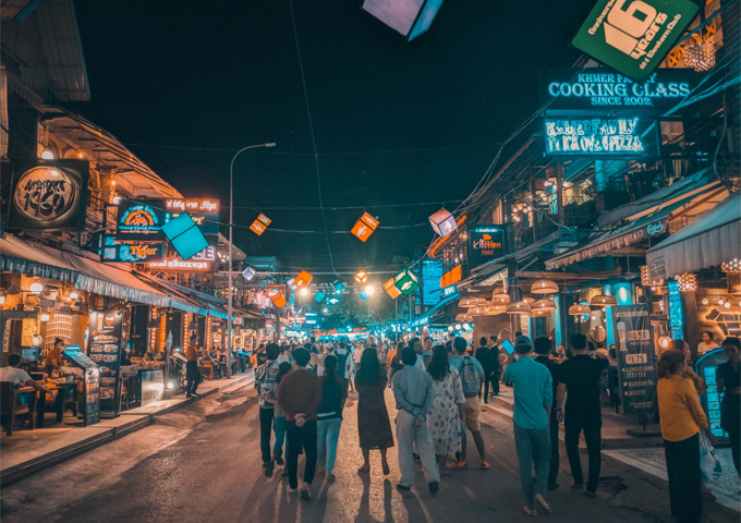 the-bustling-pub-street-in-siem-reap-at-night