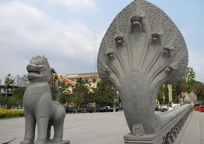 the-dignified-lion-statue-at-the-naga-bridge-in-phnom-penh
