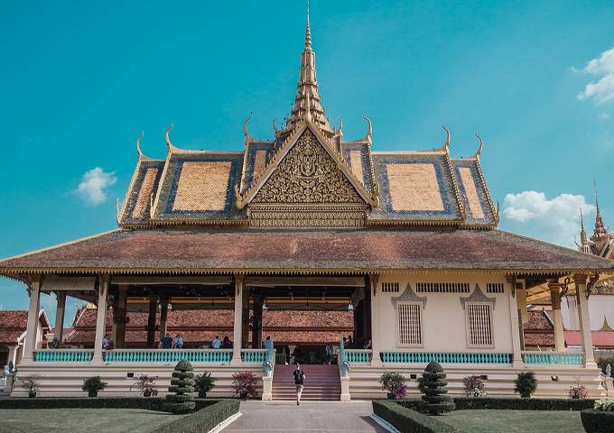 the-royal-palace-of-cambodia-under-blue-sky