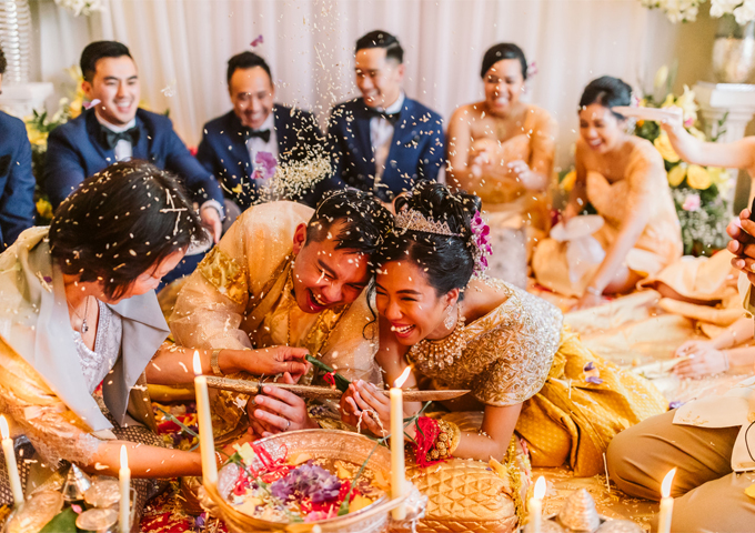 tie-the-bride-and-groom's-wrists-together-with-blessing-strings