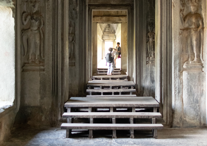 tourists-wandering-in-alleyways-inner-chambers-angkor-wat