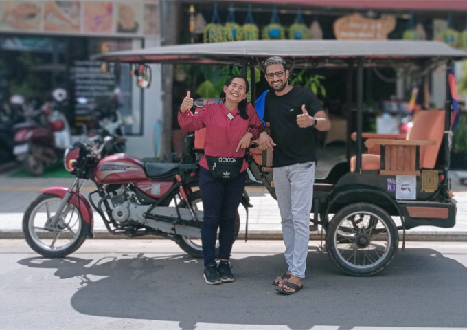 tuk-tuk-driver-with-a-foreign-traveler