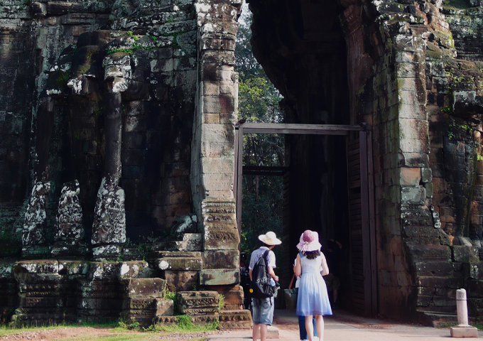 visitors-in-front-of-angkor-gate