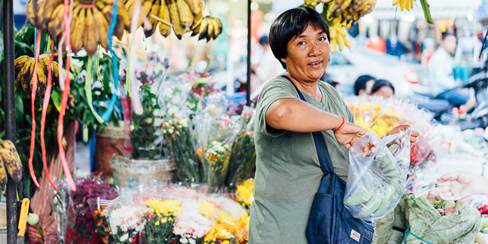 woman-shopping-at-russian-market