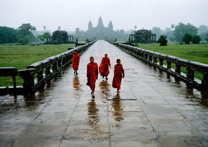 young-monks-in-the-rain-angkor-cambodia