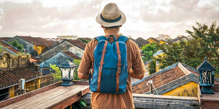 backpackers-traveling-in-hoi-an