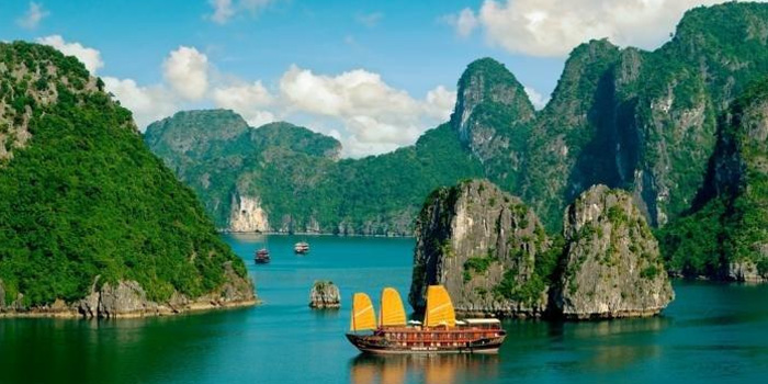 beautiful-scenery-of-halong-bay