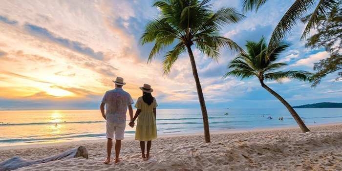 honeymoon-beach-sunset-walk