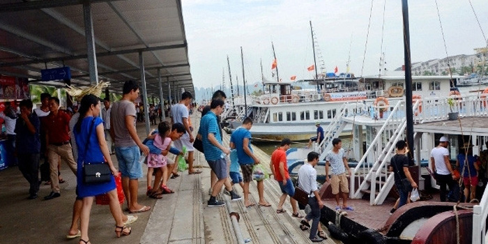 halong-bay-holiday-crowds
