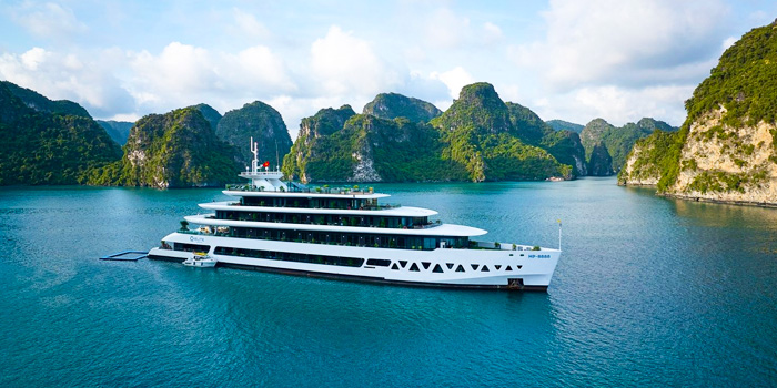 cruise-along-halong-bay