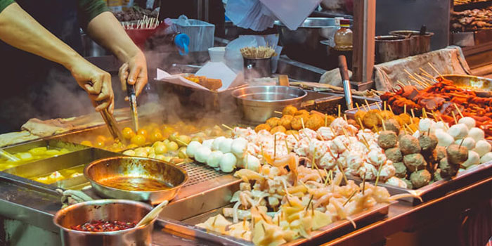 street-food-in-hanh-thong-tay-night-market