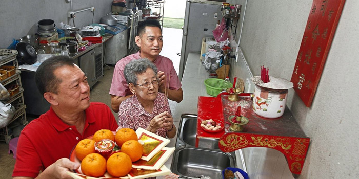 vietnam-worships-kitchen-god-during-chinese-new-year