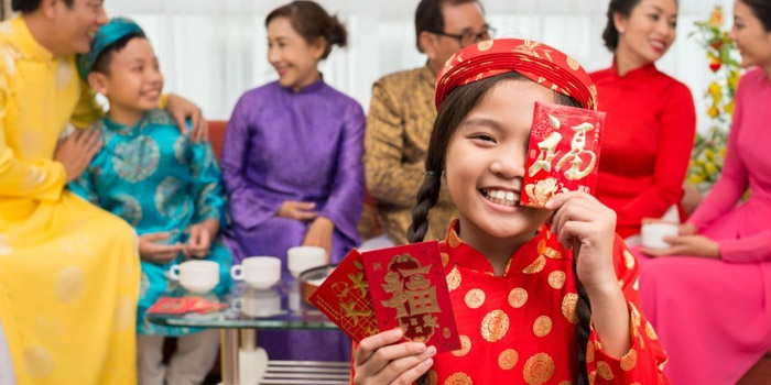 vietnamese-children-receive-red-envelopes