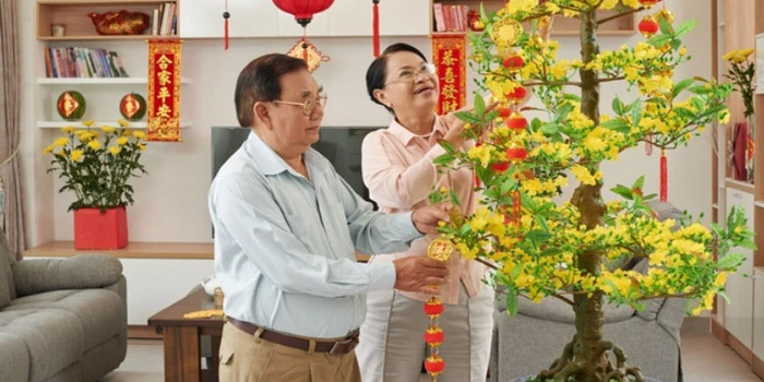 vietnamese-family-with-flowers-during-new-year