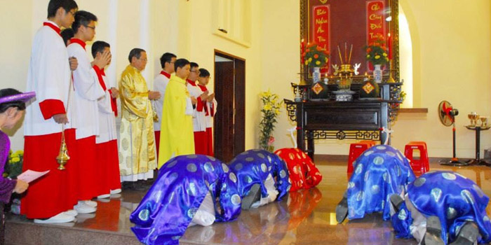vietnamese-people-worship-their-ancestors