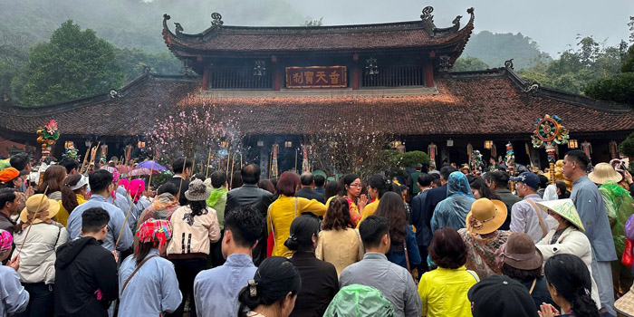 vietnamese-pilgrimage-in-temples