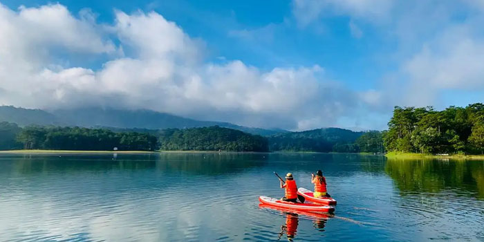 Boat on Tuyen Lam Lake