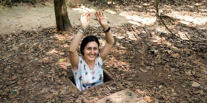 a-female-tourist-visit-the-guzhi-tunnel