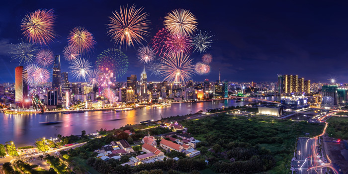 ho-chi-minh-new-year-fireworks-scene