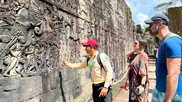 angkor-wat-tour-guide-explaining-carvings