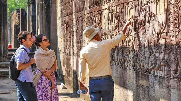 local-guide-at-angkor-wat